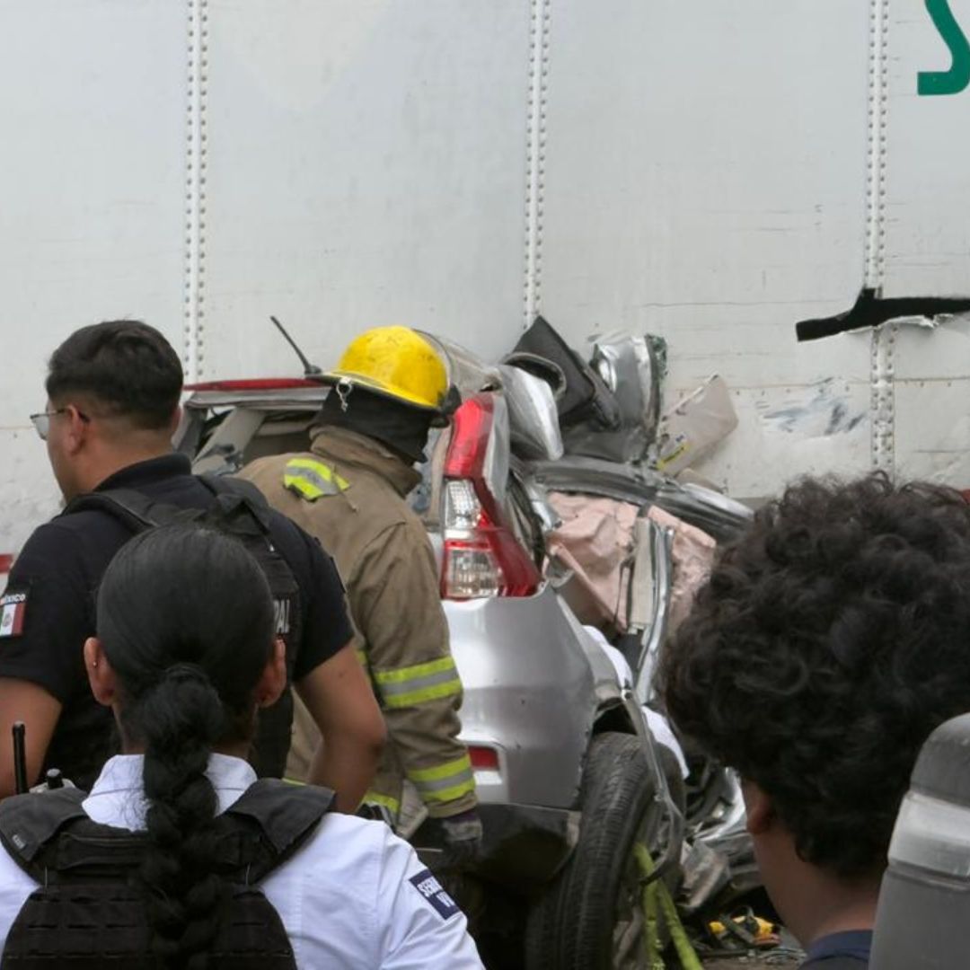 Tras el impacto, el automóvil quedó debajo del tráiler y completamente prensado.
